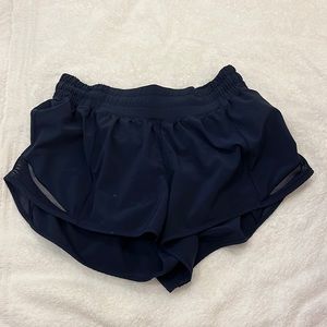 NAVY BLUE HOTTY HOT LULU LEMON SHORTS SIZE 6 2.5 IN